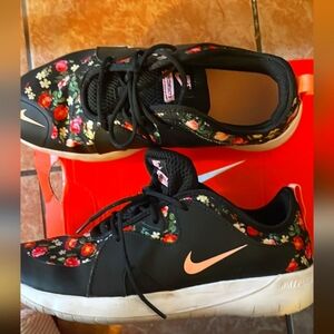 Nwot Nike shoes sz 7y